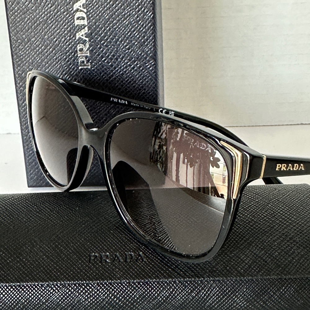 Authentic Unisex Sunglasses Prada.